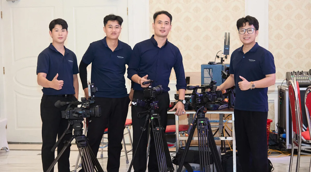 Ekip Trần Thành Media bên dàn máy quay trước giờ ghi hình sự kiện