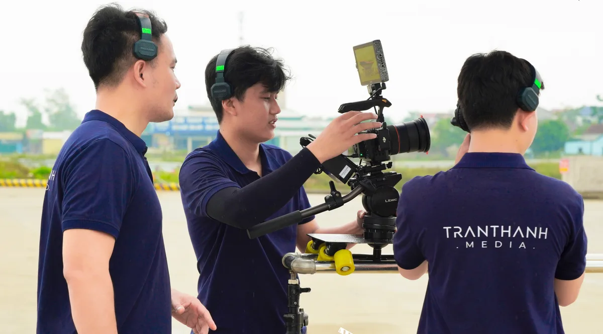 Hai quay phim lắp máy lên gimbal chuẩn bị quay ngoài trời