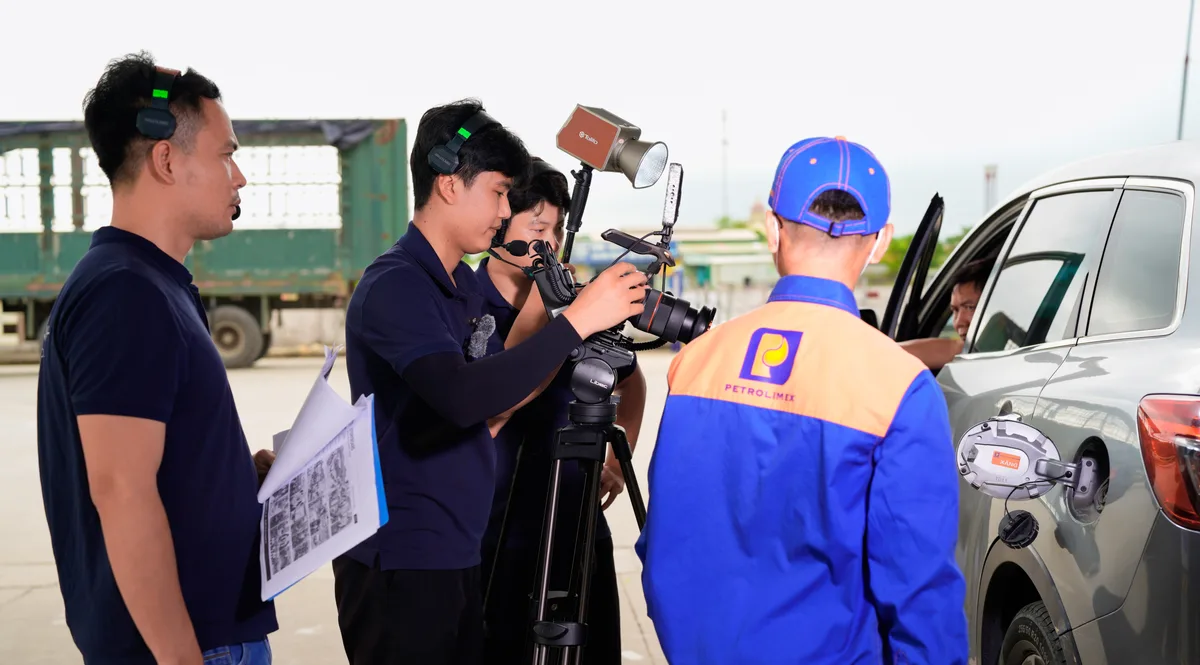 Ghi hình nghi thức bàn giao xe ngoài trời