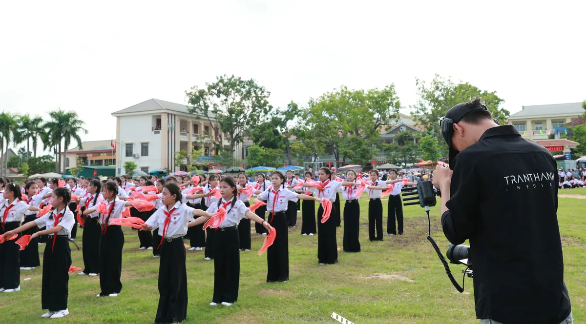 Quay phim ghi hình đội hình xe diễu hành trên sân