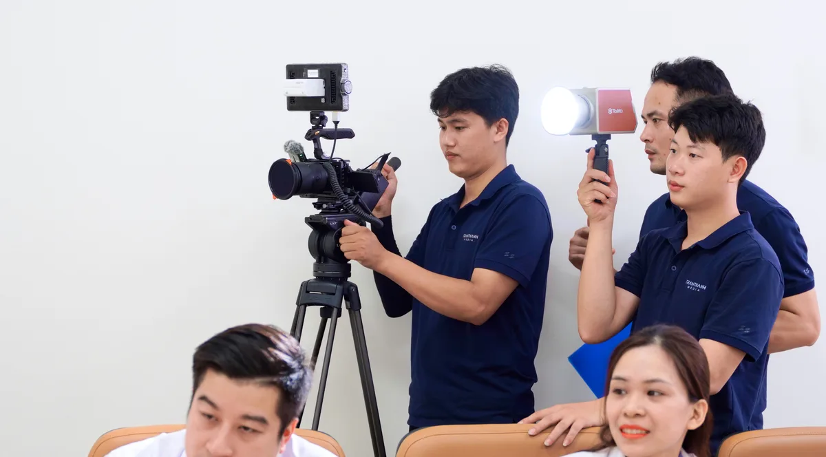 Ekip quay phỏng vấn ngoài trời với đèn trợ sáng