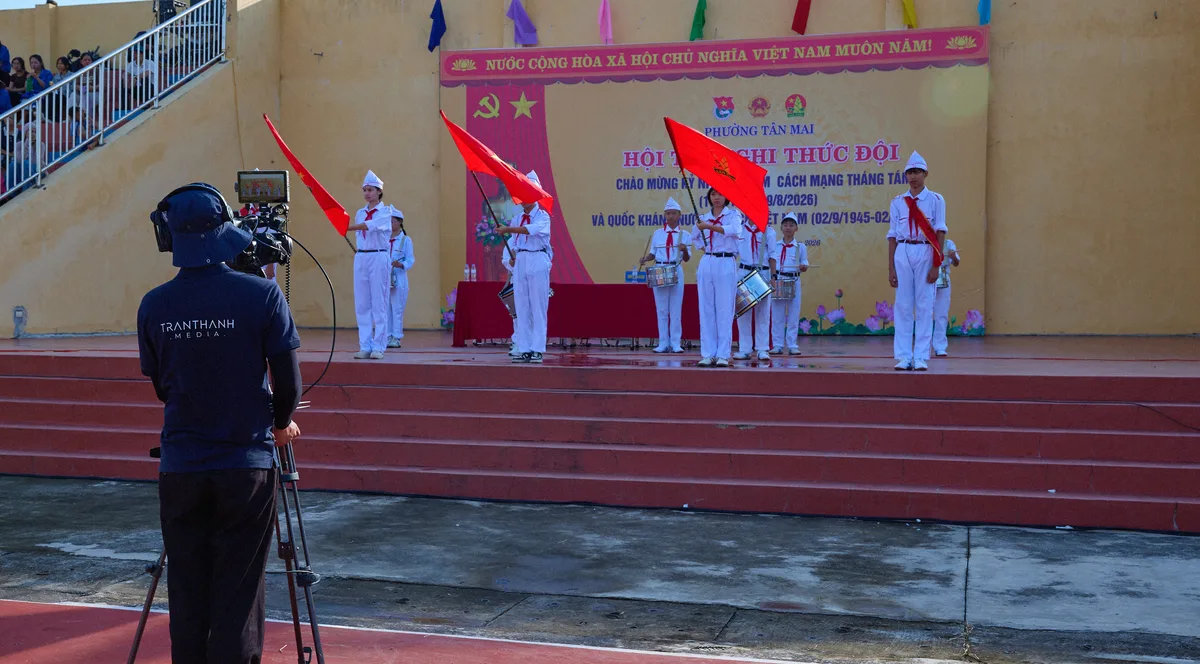 Ghi hình nghi lễ chào cờ tại sân trường
