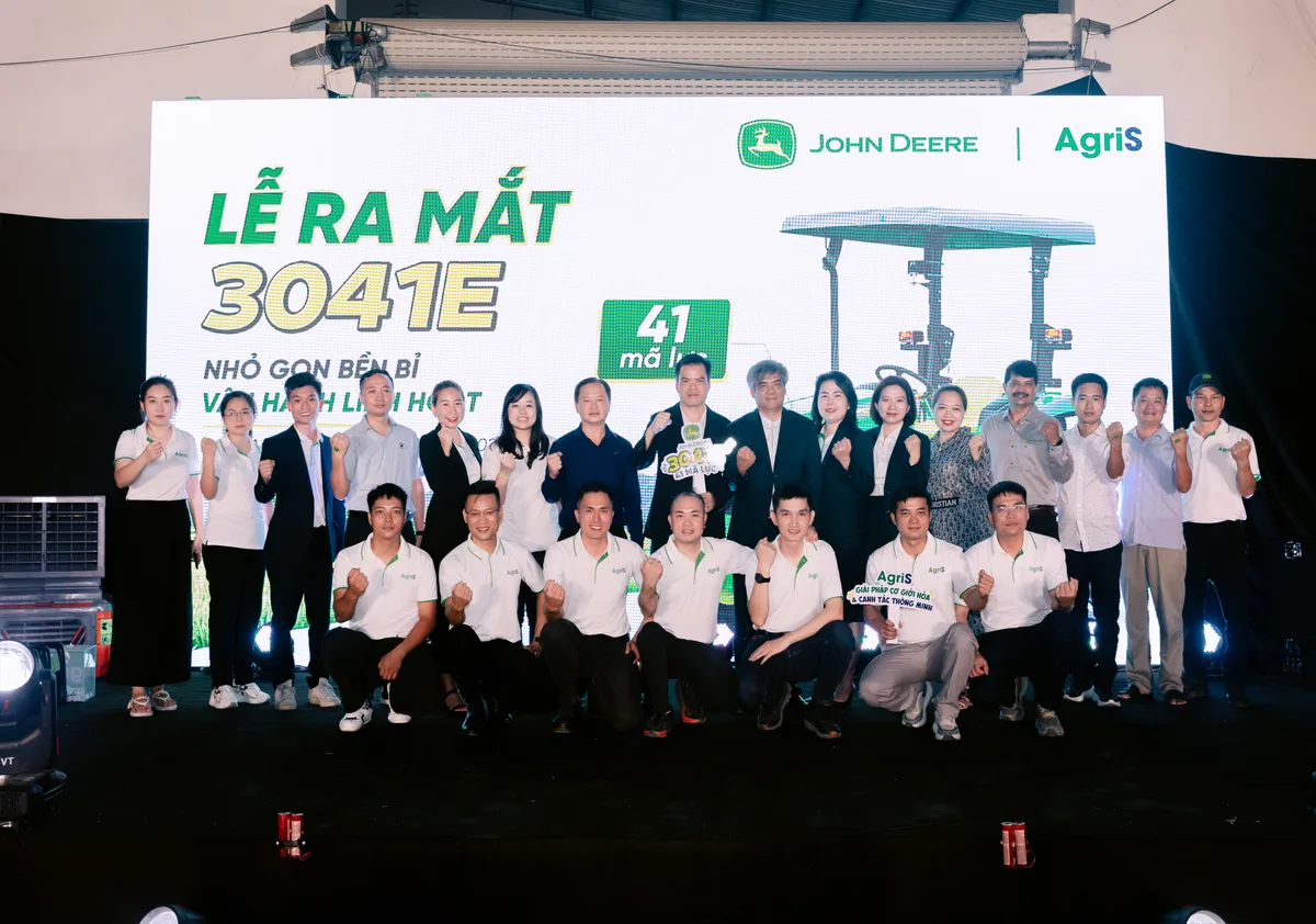 Đại biểu tại lễ ra mắt máy kéo John Deere 3041E