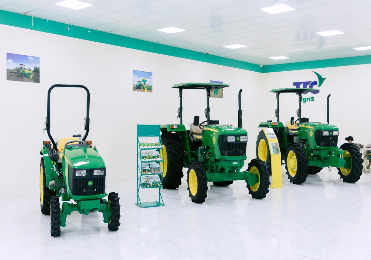 Dàn máy kéo John Deere trưng bày tại sự kiện