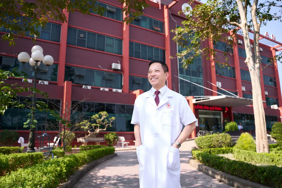 Bác sĩ Bệnh viện Minh An trong khuôn viên bệnh viện