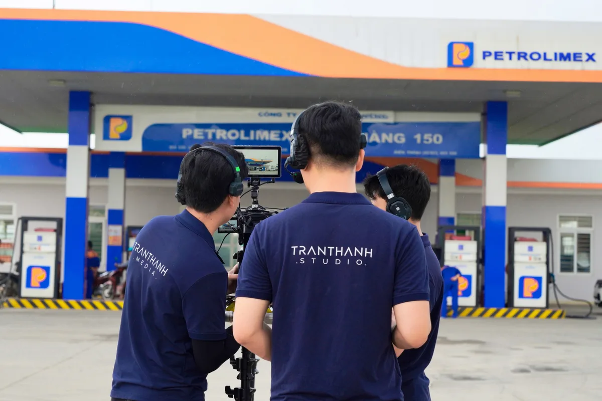 Ekip ghi hình tại cửa hàng xăng dầu Petrolimex