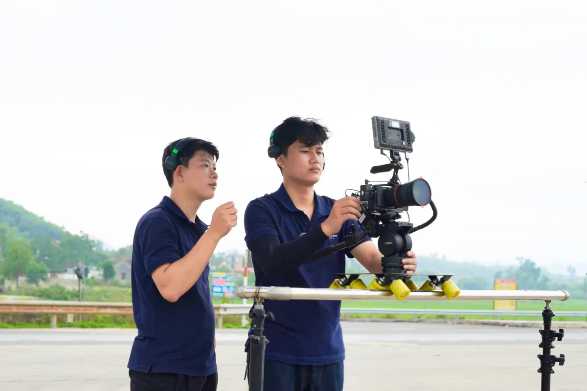 Ekip Trần Thành Media tác nghiệp ngoài hiện trường
