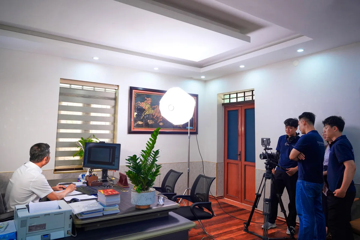 Set up ánh sáng ghi hình phỏng vấn lãnh đạo Petrolimex