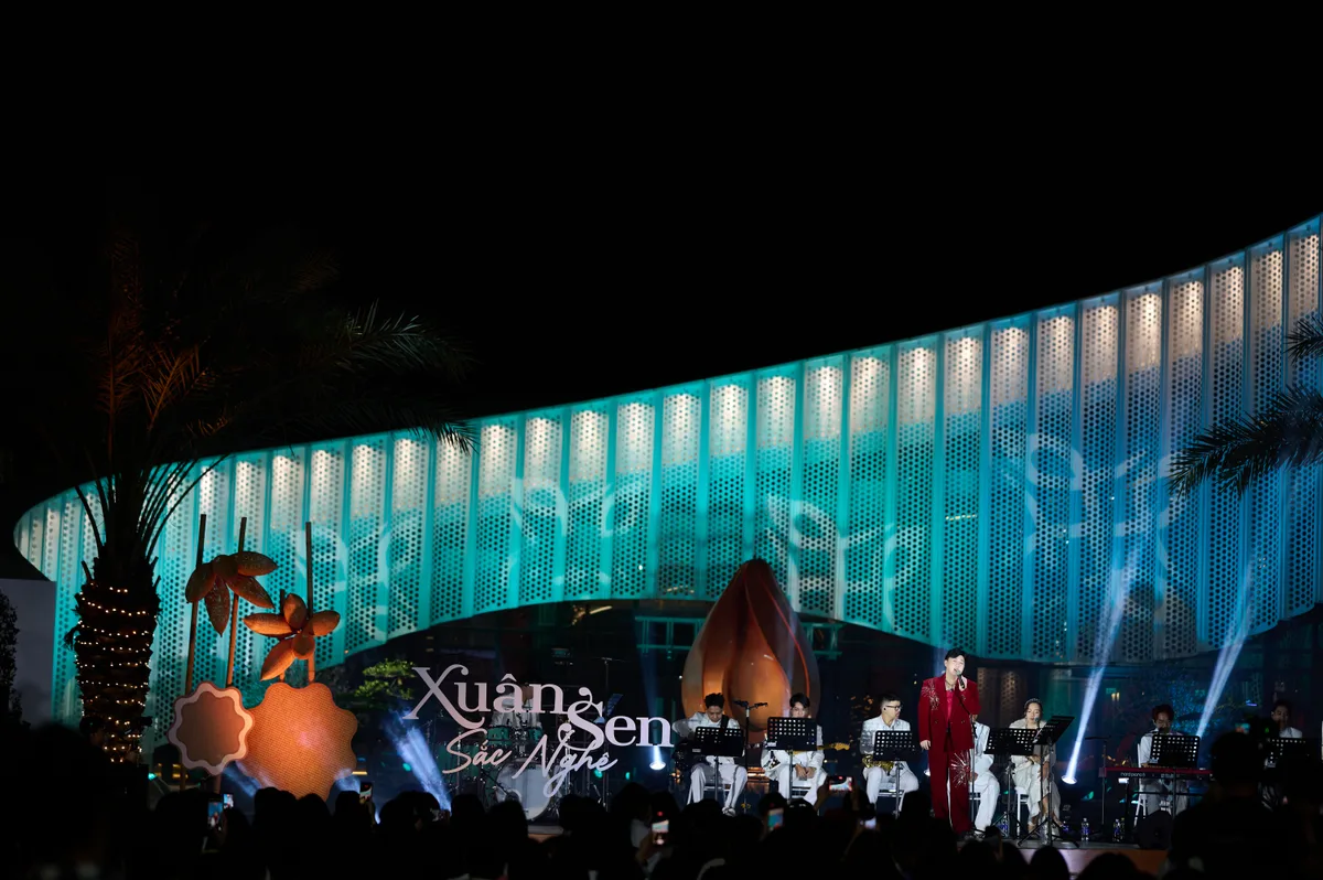 Toàn cảnh sân khấu mini concert bên hồ nước