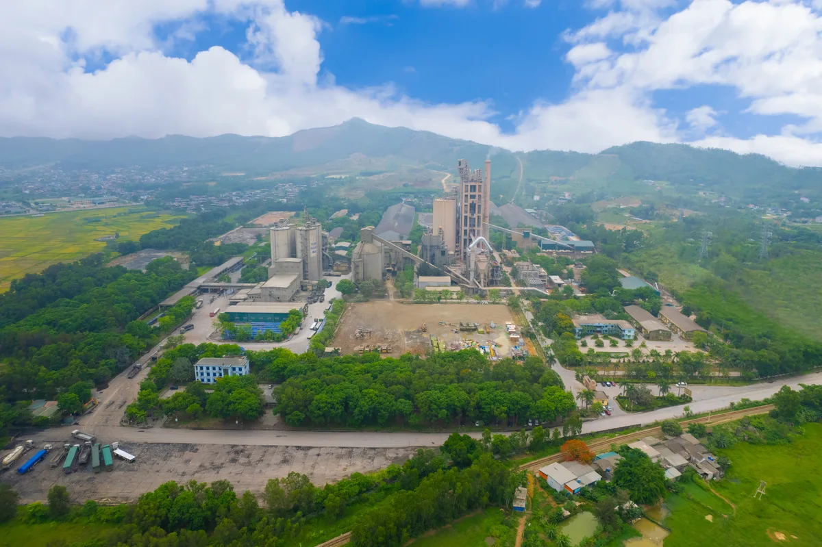 Toàn cảnh nhà máy xi măng VICEM Hoàng Mai nhìn từ trên cao