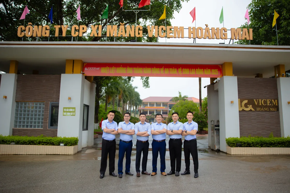 Tập thể cán bộ nhân viên trước cổng nhà máy VICEM Hoàng Mai