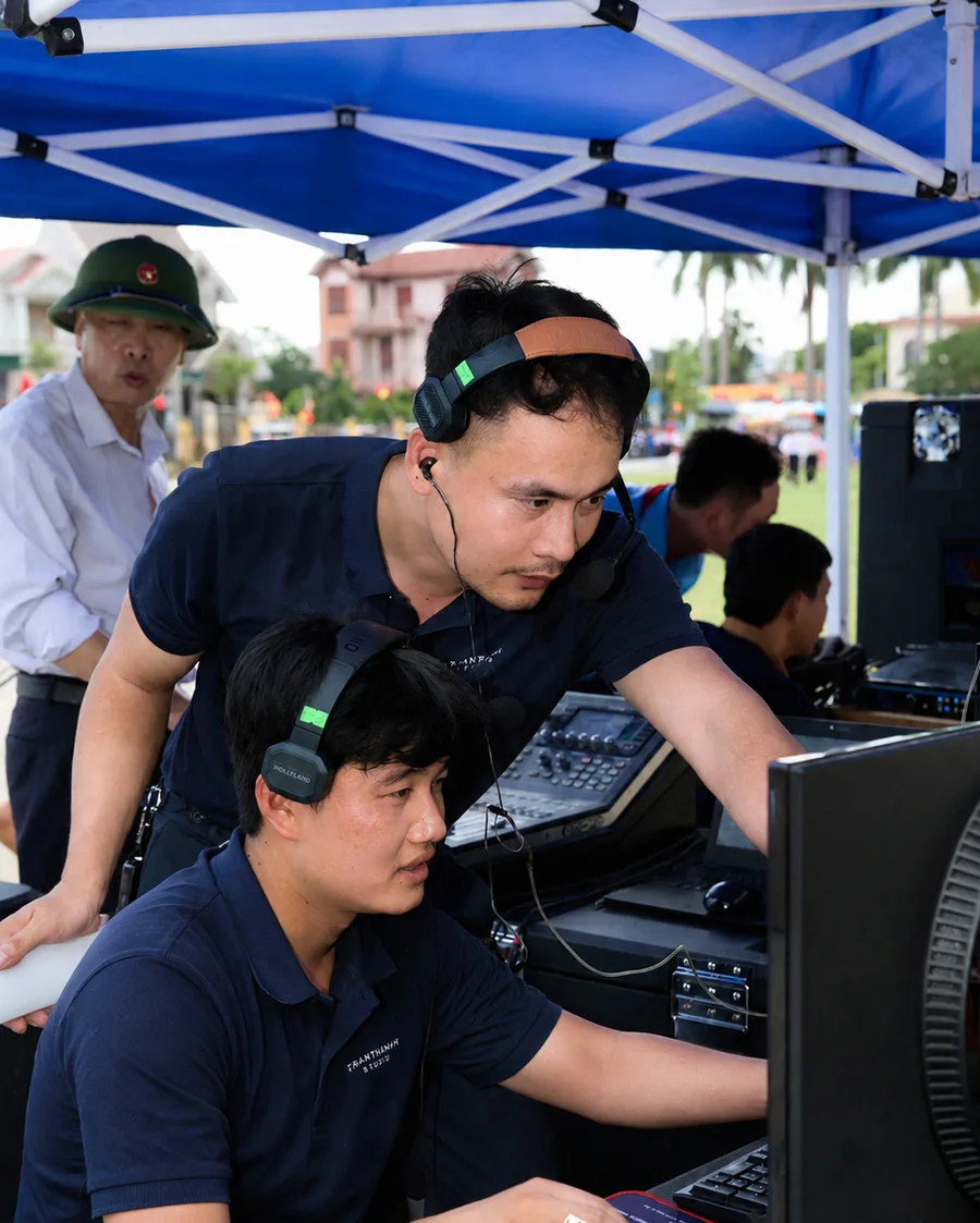 Ekip livestream với thiết bị chuyên nghiệp